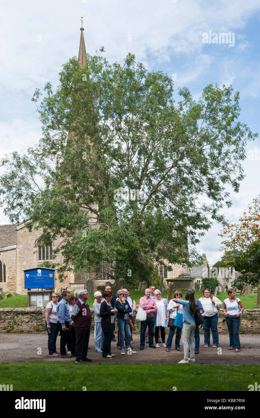 Les touristes pour une visite à pied round Bampton, Oxfordshire, UK, l'emplacement principal pour certaines scènes dans le programme TV Downton Abbey Banque D'Images
