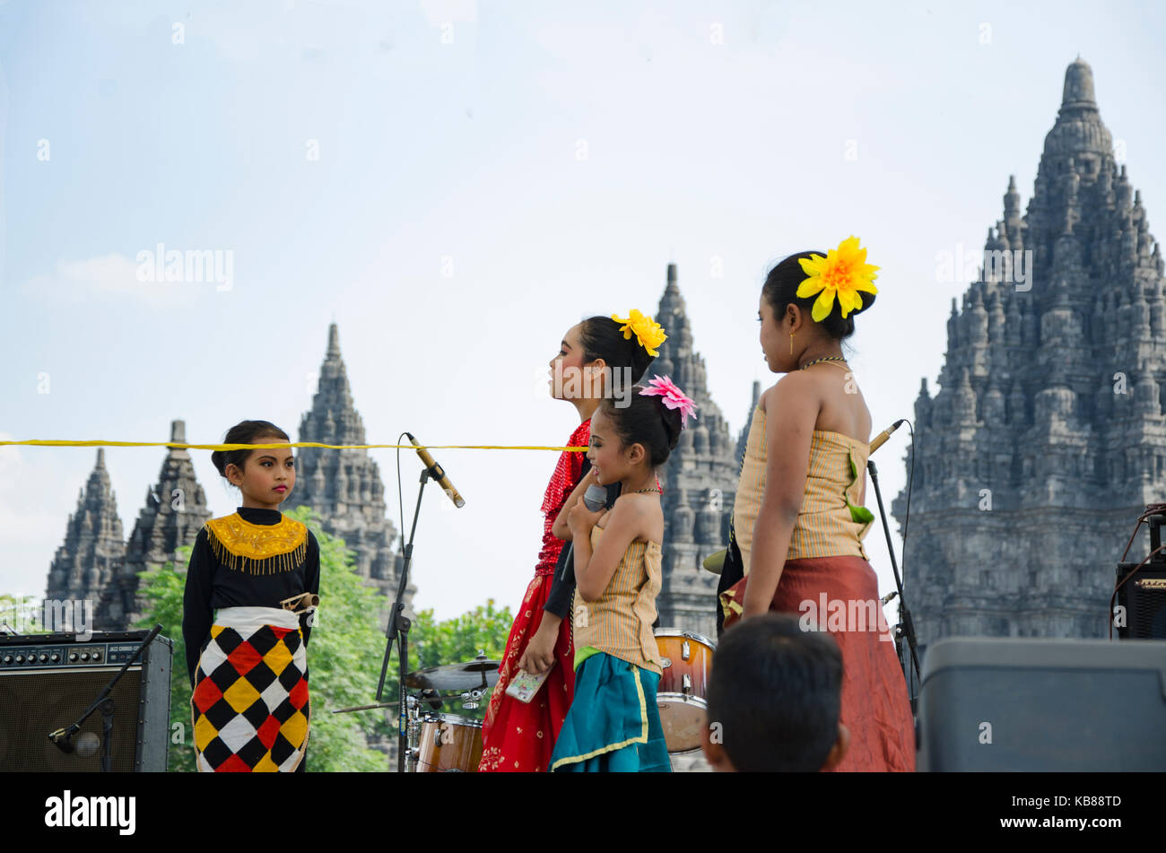 Les enfants d'effectuer un spectacle traditionnel en face de Temple de Prambanan Banque D'Images