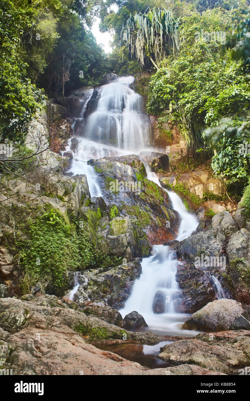 Belle cascade en montagne. la Thaïlande, Koh Samui. Banque D'Images