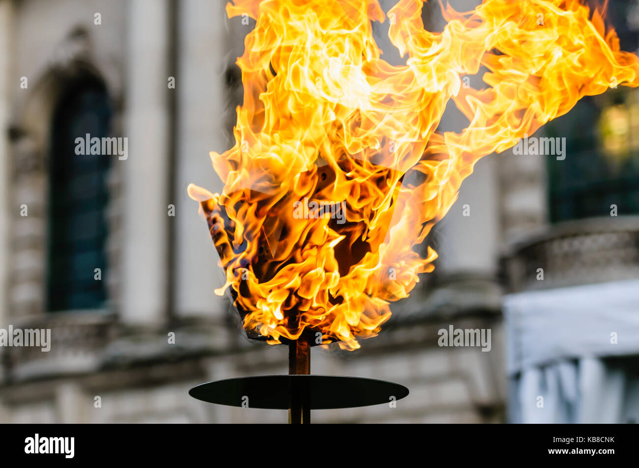 BELFAST, EN IRLANDE DU NORD, Royaume-Uni - 21 avr 2016 - Belfast City Council un phare de lumière à l'Hôtel de ville pour célébrer l'anniversaire de Sa Majesté la Reine Elizabeth II. Banque D'Images