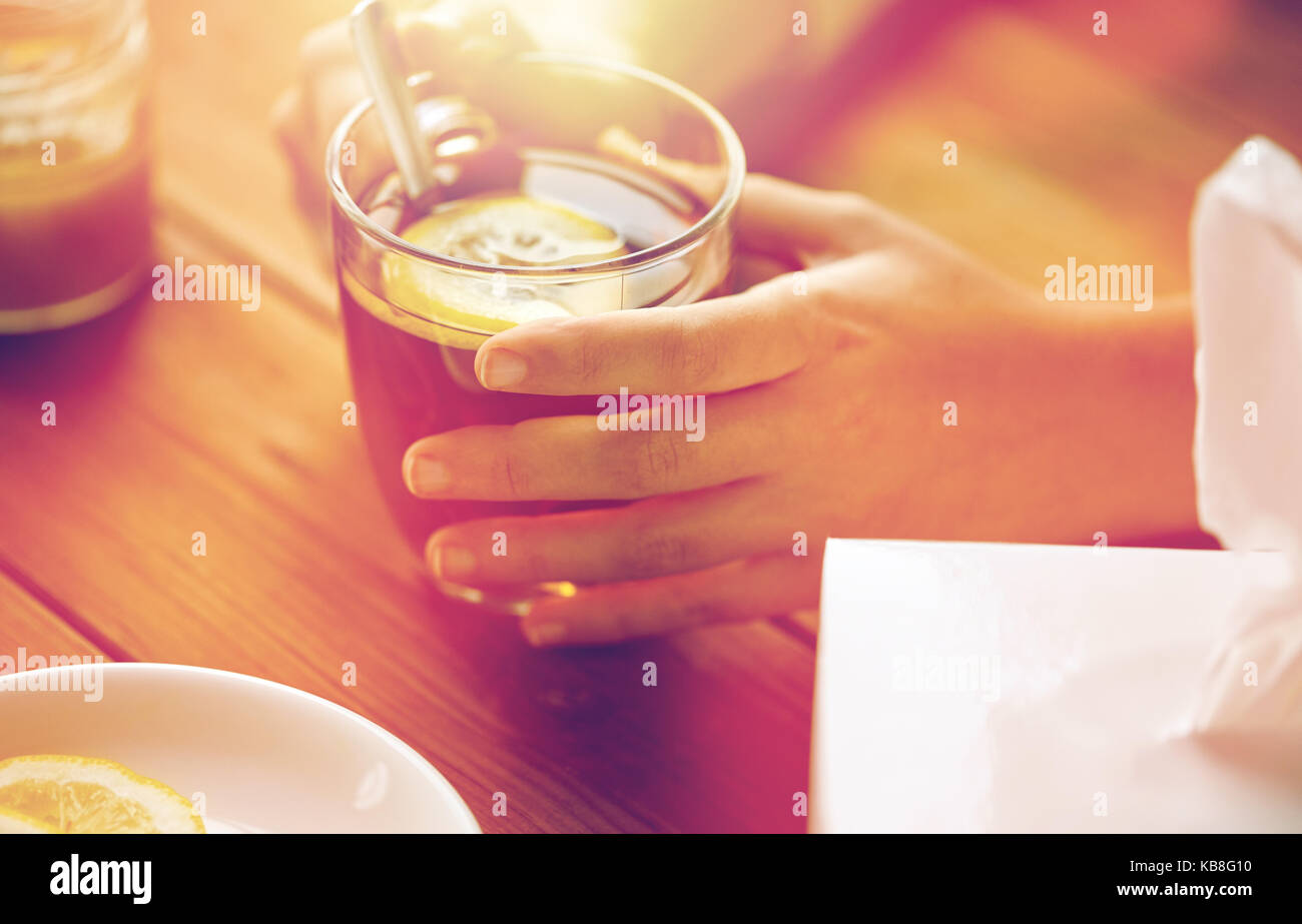 Portrait de femme malade de boire du thé au citron Banque D'Images