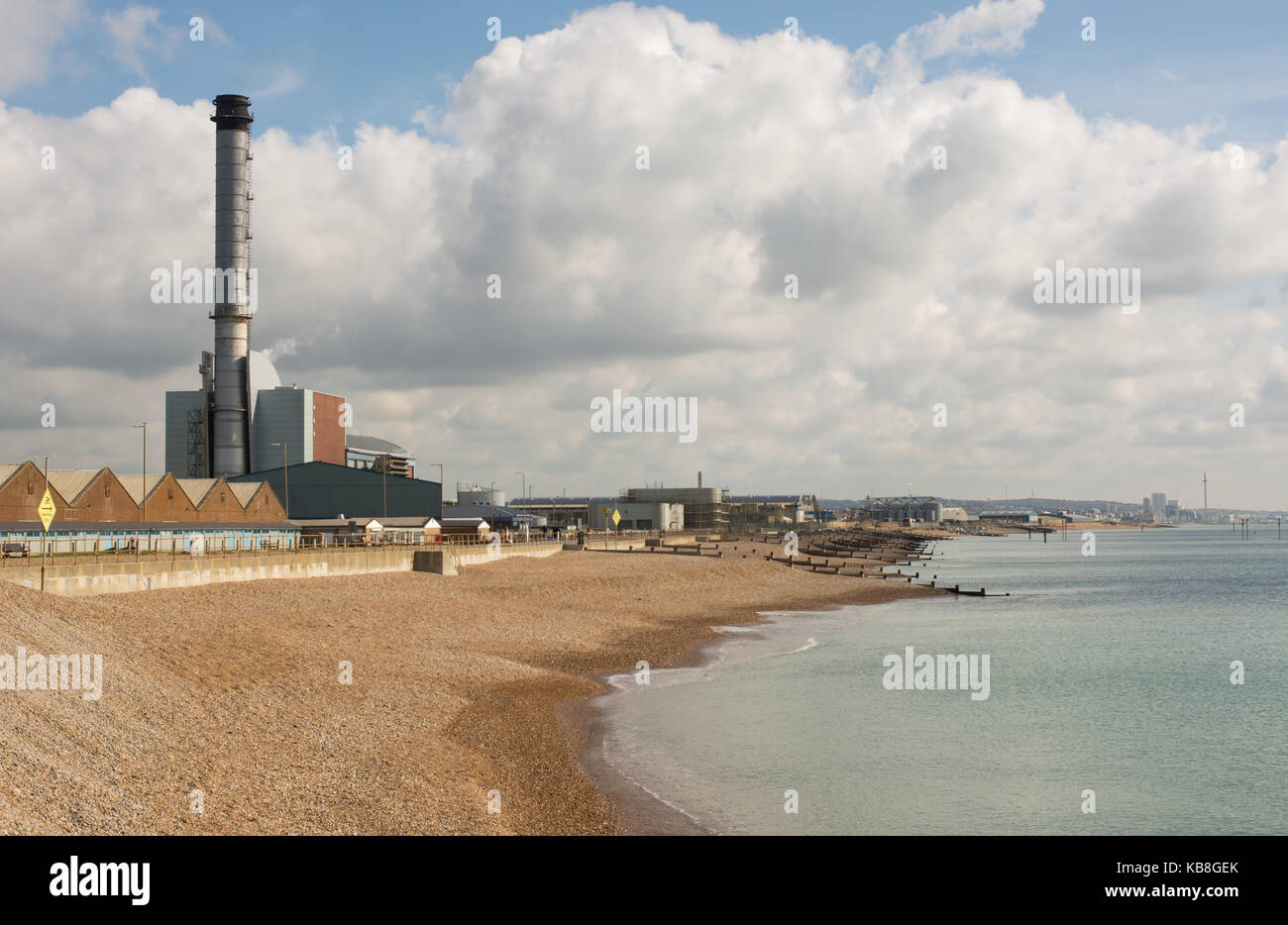 Front de mer à Shoreham dans le West Sussex, Angleterre avec unités industrielles et sur l'administration des ports complexe. Brighton à distance. Banque D'Images