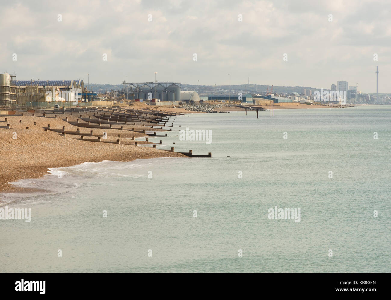 Front de mer à Shoreham dans le West Sussex, Angleterre avec unités industrielles sur Harbour et port complexe. Brighton à distance. Banque D'Images
