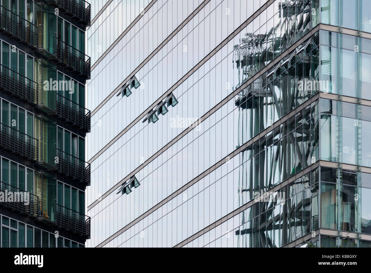 Bâtiment moderne en verre à Berlin, avec des formes bizarres de certaines fenêtres ouvertes Banque D'Images