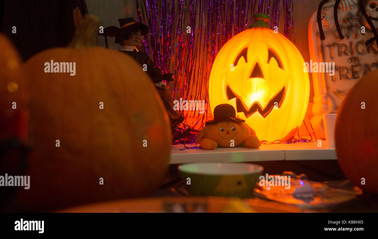 Une photo de scène d'un party de bureau avec amusement, décorations d'halloween gai Banque D'Images