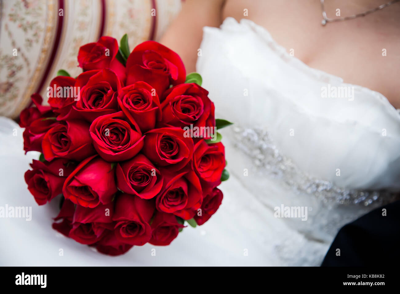 Belle et pleine bride holding bouquet rose rouge. Banque D'Images