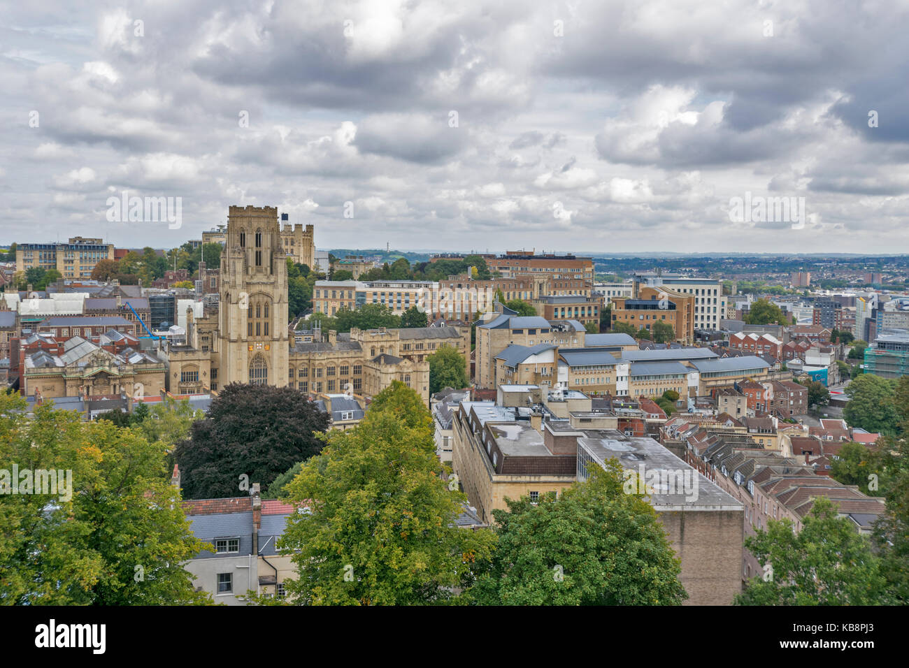 Le CENTRE-VILLE DE BRISTOL EN ANGLETERRE LA TOUR CABOT BRANDON HILL VUE DE WILLS MEMORIAL BUILDING ET L'École de médecine de l'université Banque D'Images