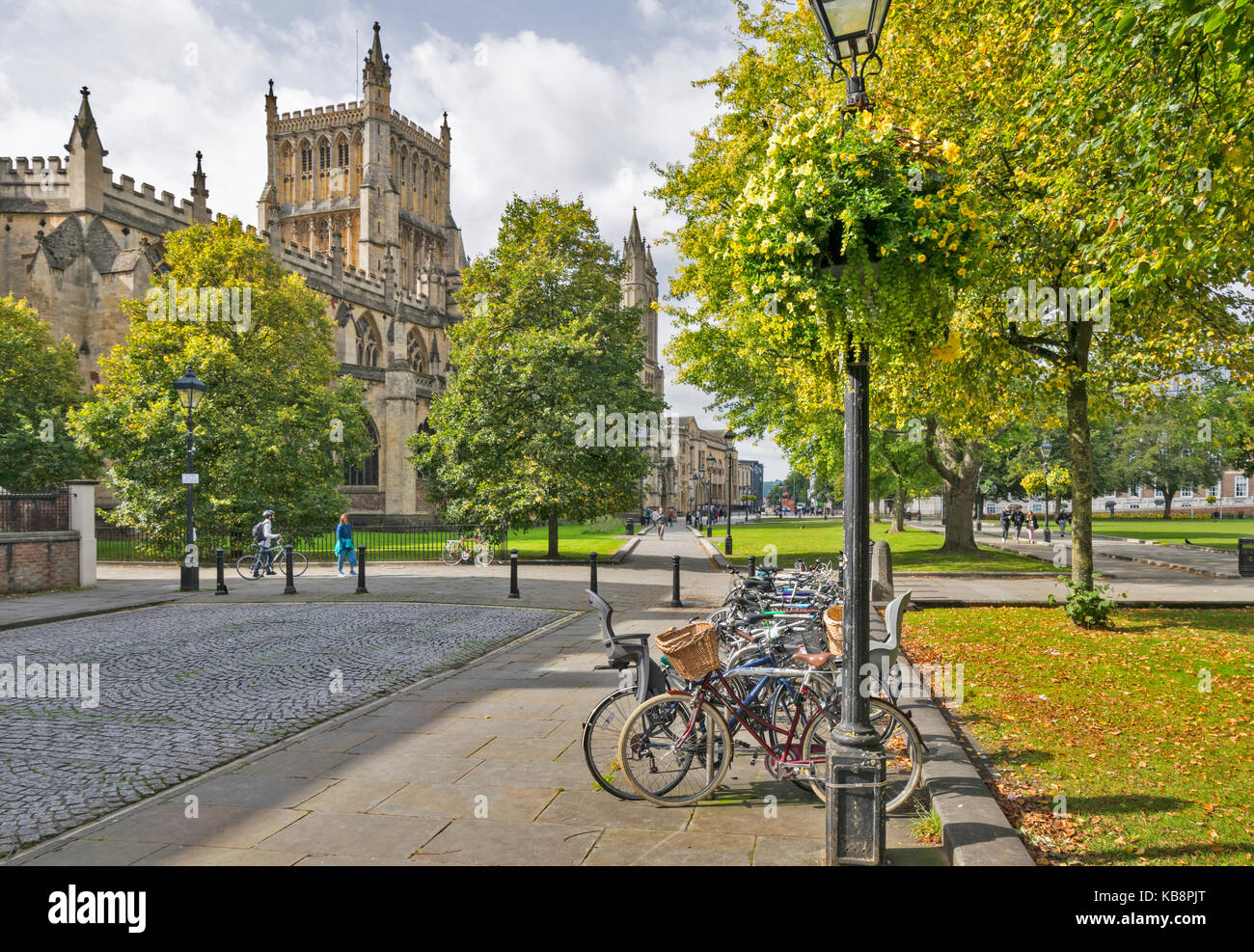 Le CENTRE-VILLE DE BRISTOL ENGLAND COLLEGE fleurs vertes des vélos et des arbres PRÈS DE LA CATHÉDRALE Banque D'Images