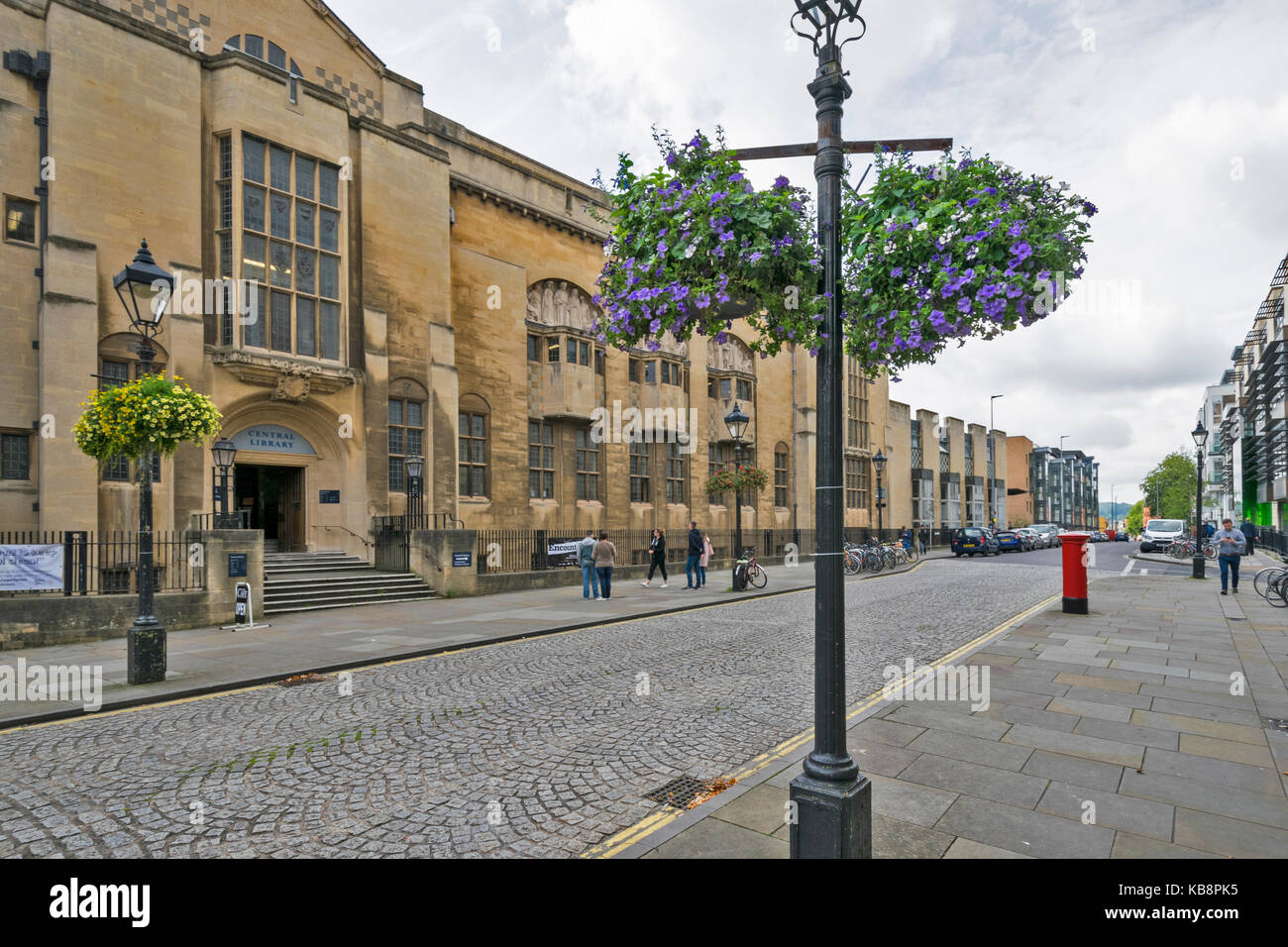 Le CENTRE-VILLE DE BRISTOL ENGLAND COLLEGE FLEURS VERTES SUR RÉVERBÈRES PRÈS DE BIBLIOTHÈQUE CENTRALE Banque D'Images