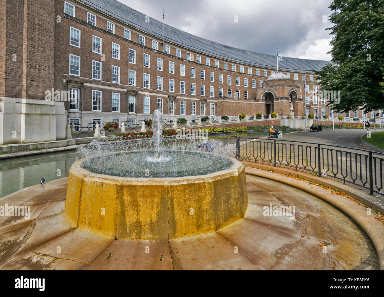 Le CENTRE-VILLE DE BRISTOL ENGLAND COLLEGE FONTAINE VERTE ET DE FLEURS À L'EXTÉRIEUR DE L'HÔTEL DE VILLE Banque D'Images