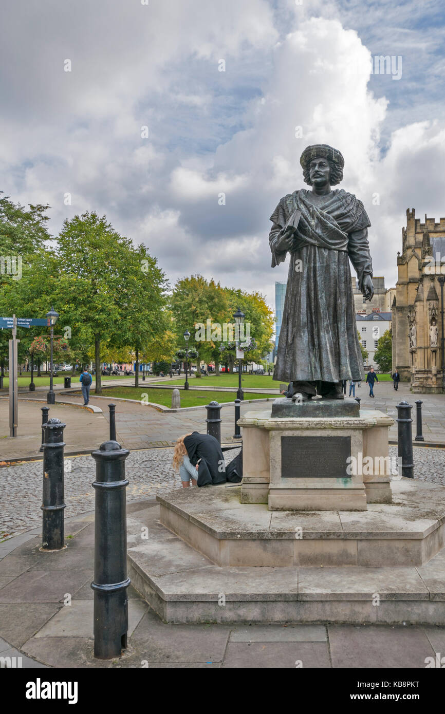 Le CENTRE-VILLE DE BRISTOL ENGLAND COLLEGE GREEN RAJAH ROY STATUE Banque D'Images