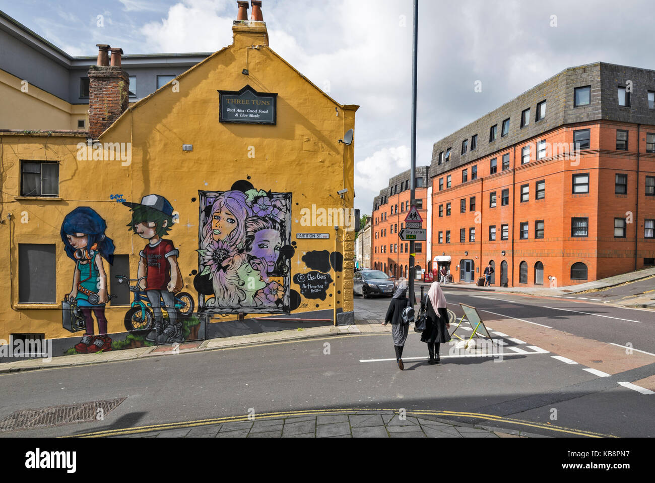 Le CENTRE-VILLE DE BRISTOL EN ANGLETERRE ET LA RUE PARTITION THREE TUNS PUBLIC HOUSE Banque D'Images