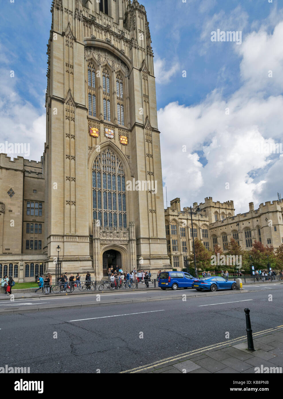 Le CENTRE-VILLE DE BRISTOL EN ANGLETERRE LES ÉTUDIANTS DE L'EXTÉRIEUR DE LA TOUR DE L'ÉDIFICE COMMÉMORATIF DE TESTAMENTS UNIVERSITÉ DE BRISTOL POUR LA SEMAINE D'INSCRIPTION Banque D'Images
