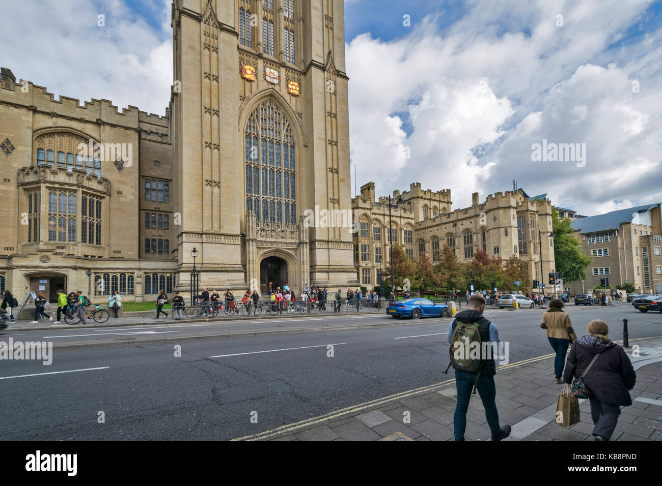 Le CENTRE-VILLE DE BRISTOL EN ANGLETERRE LES ÉTUDIANTS DE L'EXTÉRIEUR DE L'ÉDIFICE COMMÉMORATIF DE TESTAMENTS UNIVERSITÉ DE BRISTOL POUR LA SEMAINE D'INSCRIPTION Banque D'Images