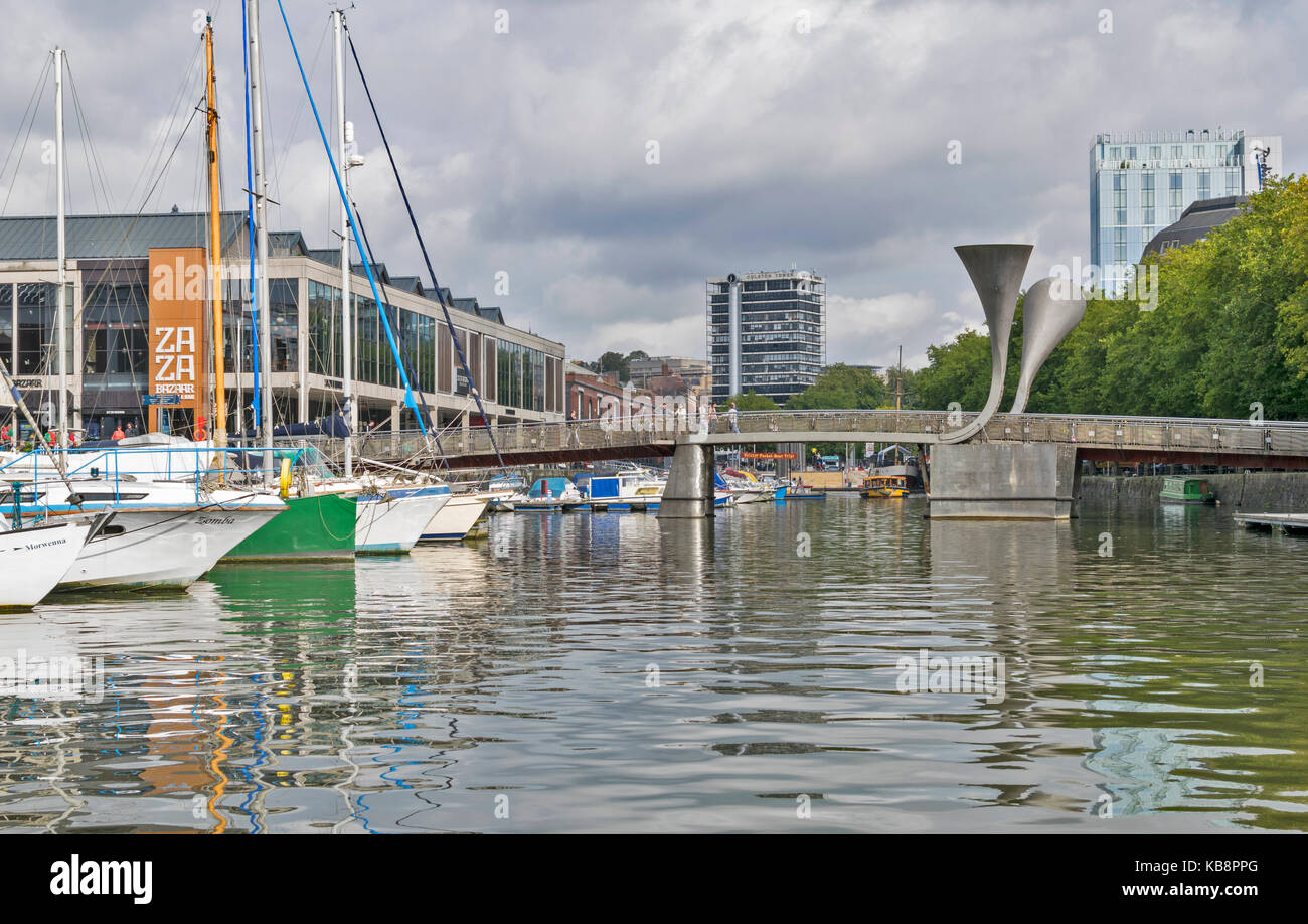 L'ANGLETERRE DE L'OUEST DU CENTRE-VILLE DE BRISTOL de condensats chauds DOCK HARBOURSIDE passerelle pour piétons AVEC DES SCULPTURES DE TROMPETTE Banque D'Images