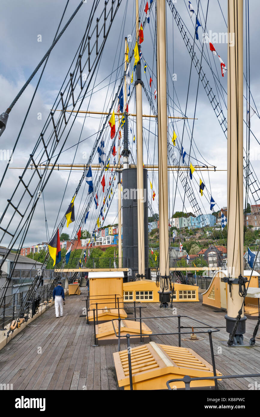 L'ANGLETERRE DE L'OUEST DU CENTRE-VILLE DE BRISTOL de condensats chauds DOCK SS GREAT BRITAIN PONT SUPÉRIEUR AVEC MÂTS ET D'UN MARIN Banque D'Images