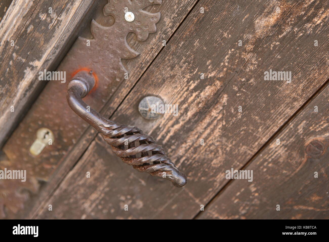 Gedehtem Metallgriff Eingangstüre mit Holz Banque D'Images