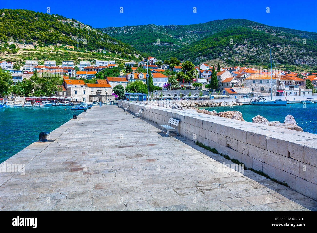 Paysage méditerranéen en ville bol, célèbre station balnéaire de voyage de luxe en Croatie, l'île de Brac. Banque D'Images