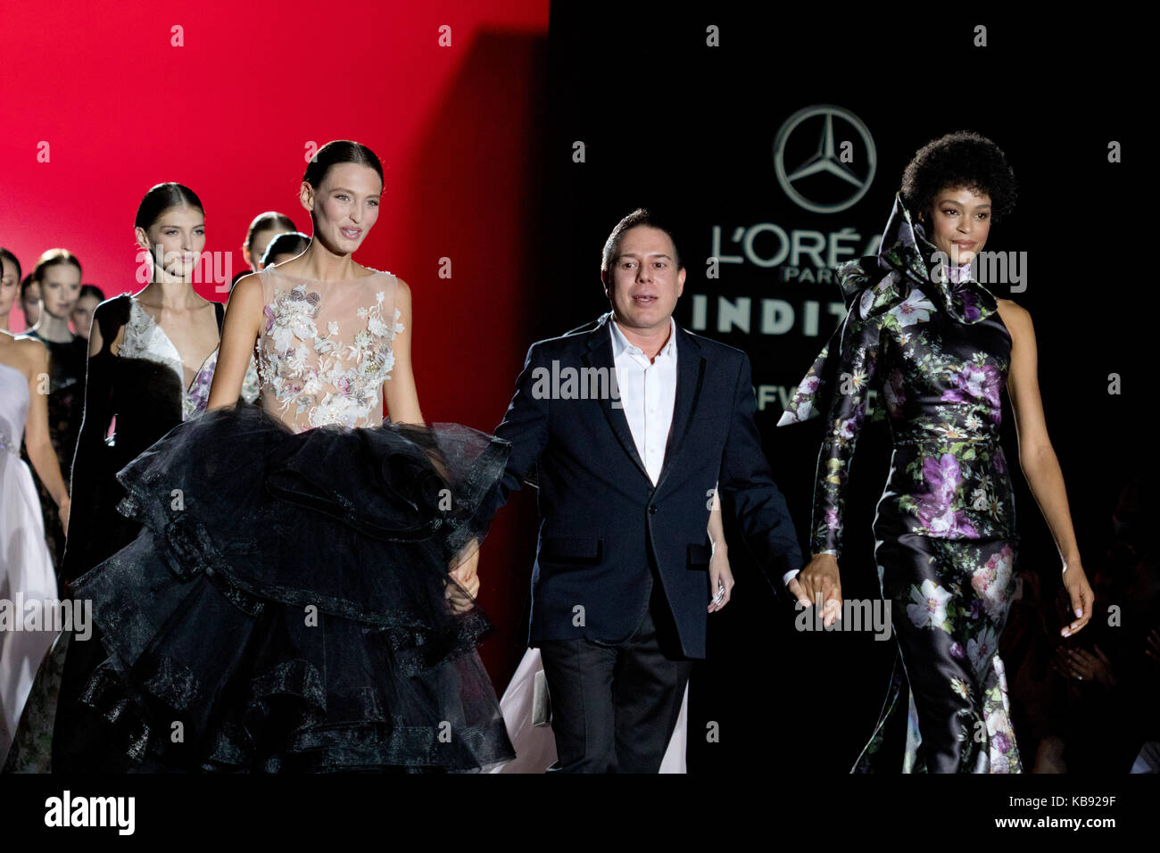 Hannibal laguna entre deux modèles de Mercedes-Benz Fashion Week 2017. Banque D'Images