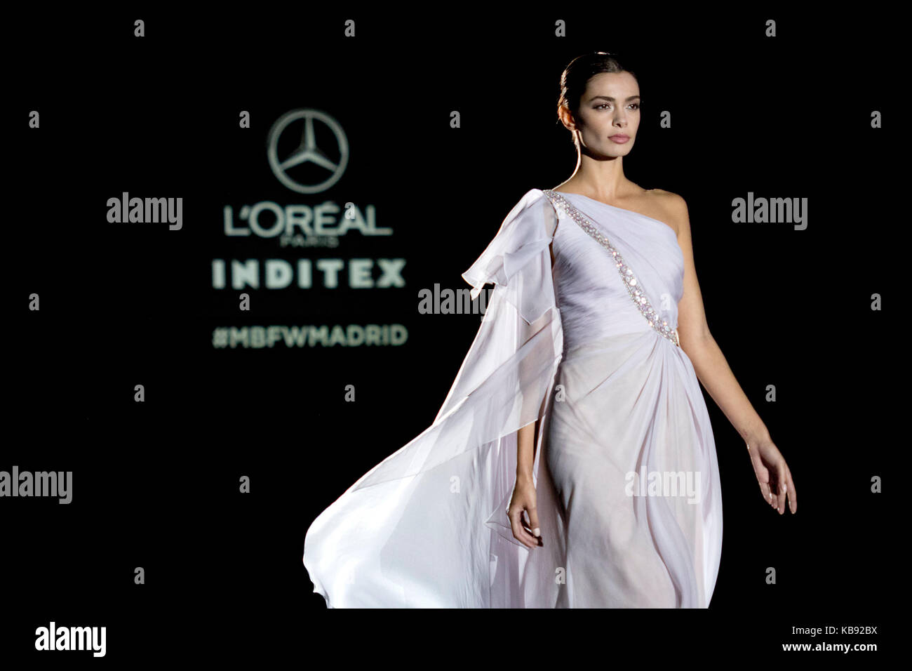 Une brunette model wearing robe flottant dans hannibal laguna collection  mercedes-benz fashion week 2017 Photo Stock - Alamy