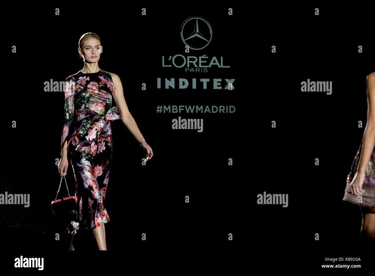 Mode avec Blonde modèle dans un motif floral dress dans hannibal laguna collection mercedes-benz fashion week 2017. Banque D'Images