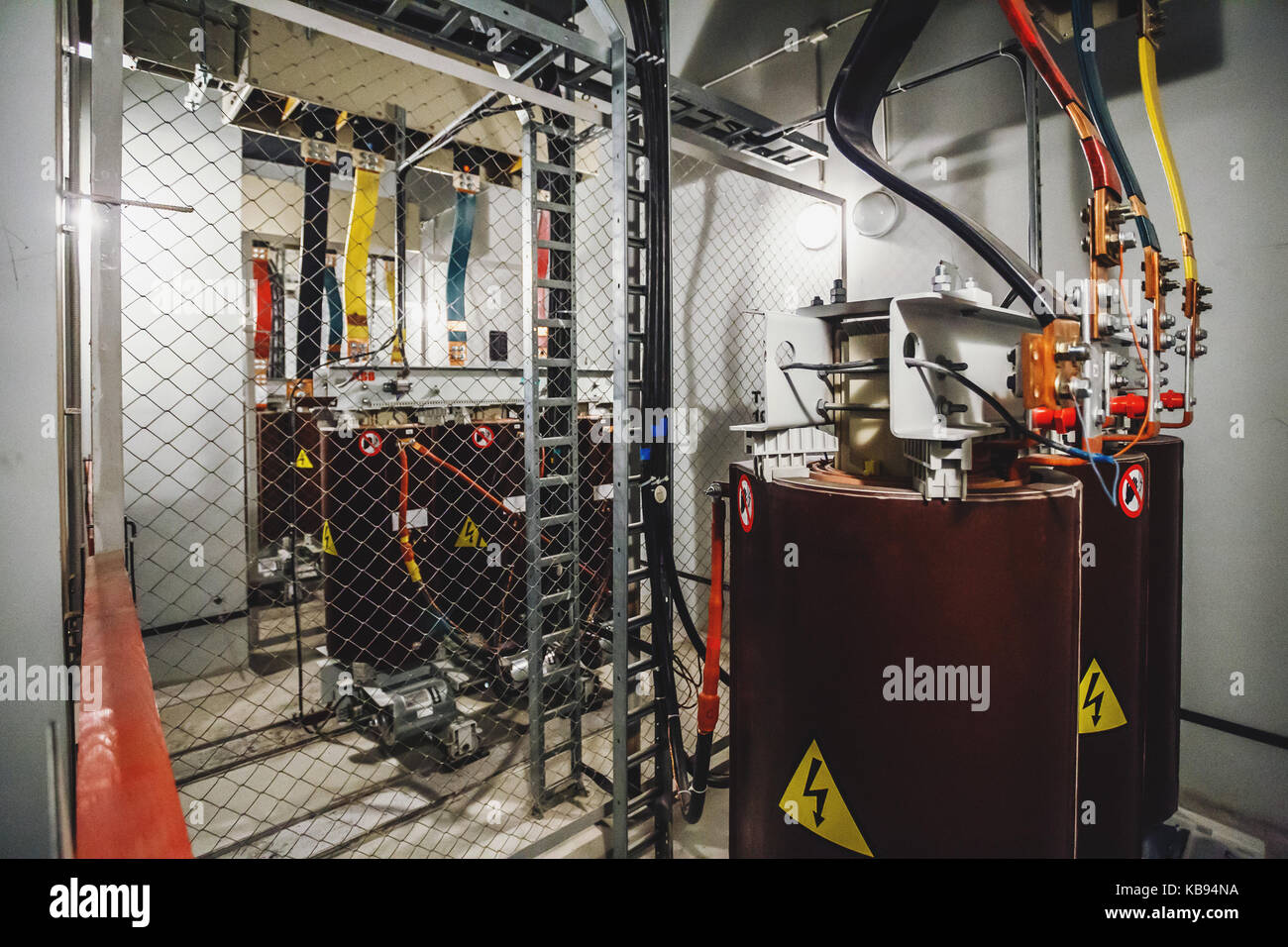 Poste de transformation haute tension sous-station électrique.. sous-station électrique, ligne d'alimentation et de puissance, avec de l'équipement, câble. Banque D'Images