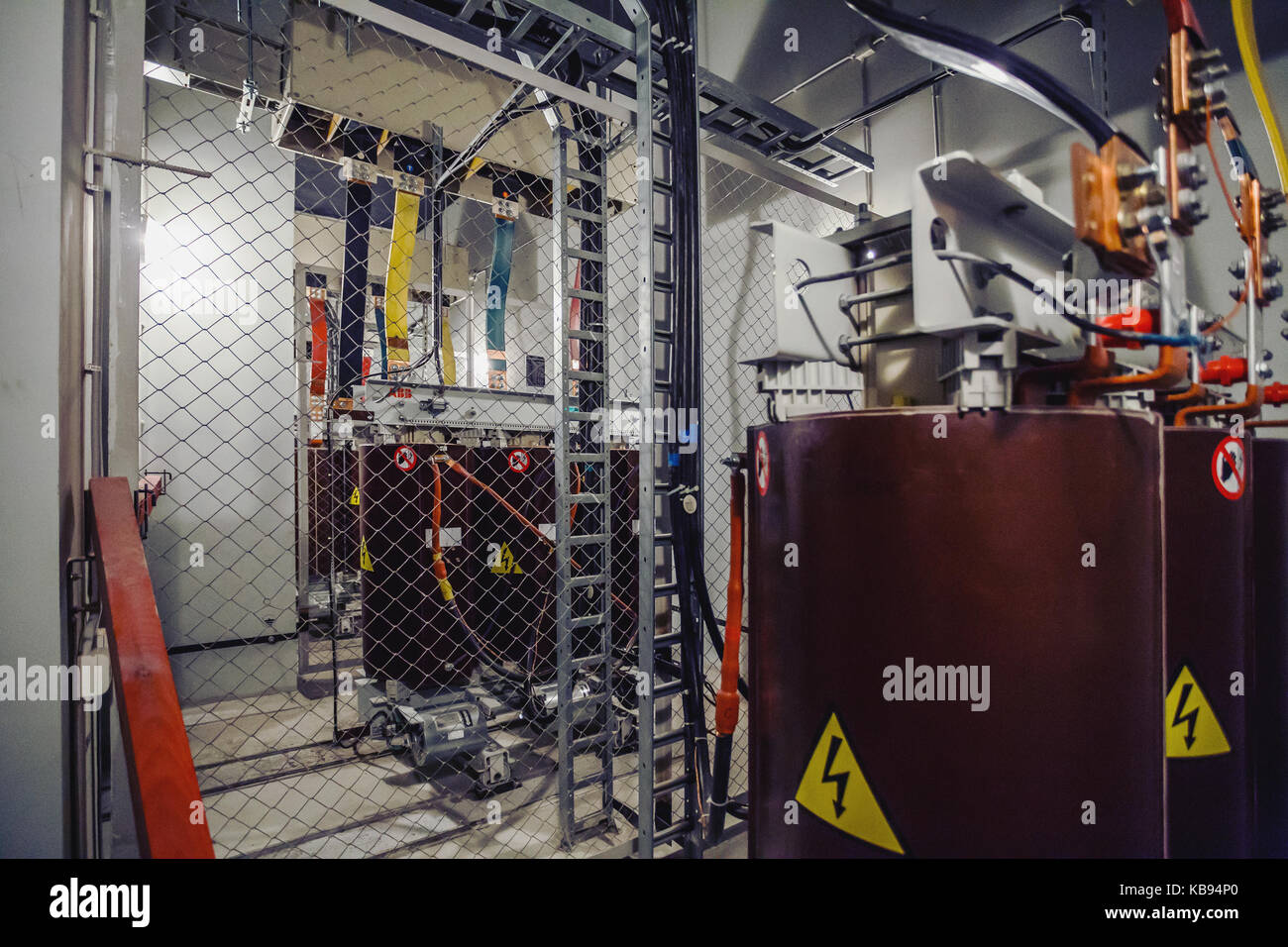 Poste de transformation haute tension sous-station électrique.. sous-station électrique, ligne d'alimentation et de puissance, avec de l'équipement, câble. Banque D'Images