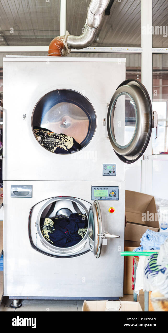 Des services de blanchisserie industrielle nettoyage avec machine à laver avec un chiffon. Banque D'Images