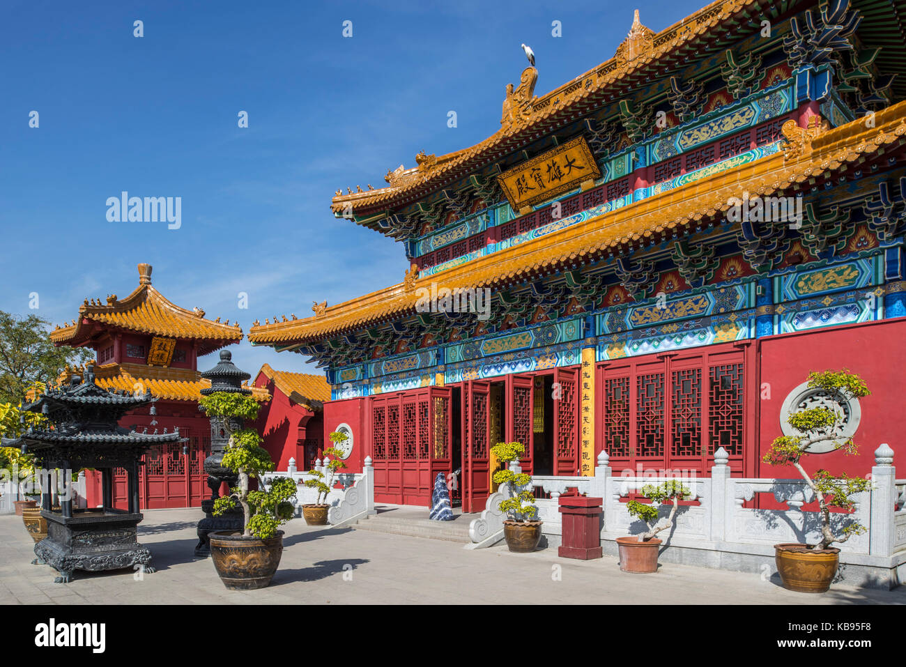 Temple bouddhiste chinois coloré à pairi daiza, zoo et jardin botanique de brugelette, Hainaut, Belgique Banque D'Images