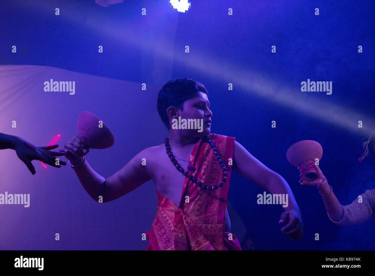 Danseurs indiens effectuant au cours de Durga puja festival en Inde Banque D'Images