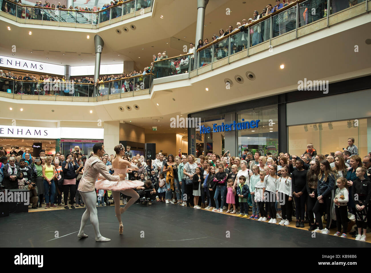 Les membres du Birmingham Royal Ballet effectuer une section de Casse-Noisette dans les arènes d'un auditoire très nombreux au cours de la Birmingham weekender arts et culture festival le 23 septembre 2017 à Birmingham, Royaume-Uni. Banque D'Images