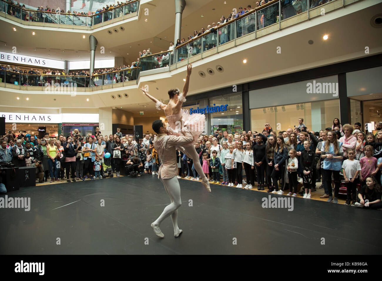 Les membres du Birmingham Royal Ballet effectuer une section de Casse-Noisette dans les arènes d'un auditoire très nombreux au cours de la Birmingham weekender arts et culture festival le 23 septembre 2017 à Birmingham, Royaume-Uni. Banque D'Images