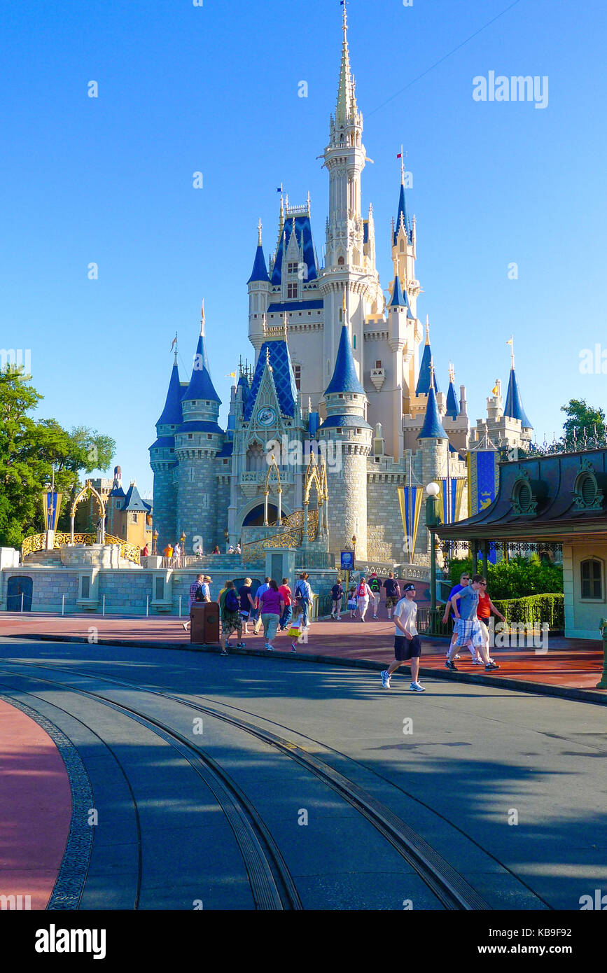 Cinderella's Castle dans le soleil du matin faible, Magic Kingdom, Disney World, Floride USA Banque D'Images