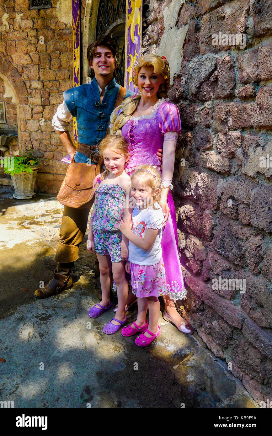 Réunion enfants Disney's Rapunzel & Flynn dans Magic Kingdom, Disney World, Floride, USA Banque D'Images