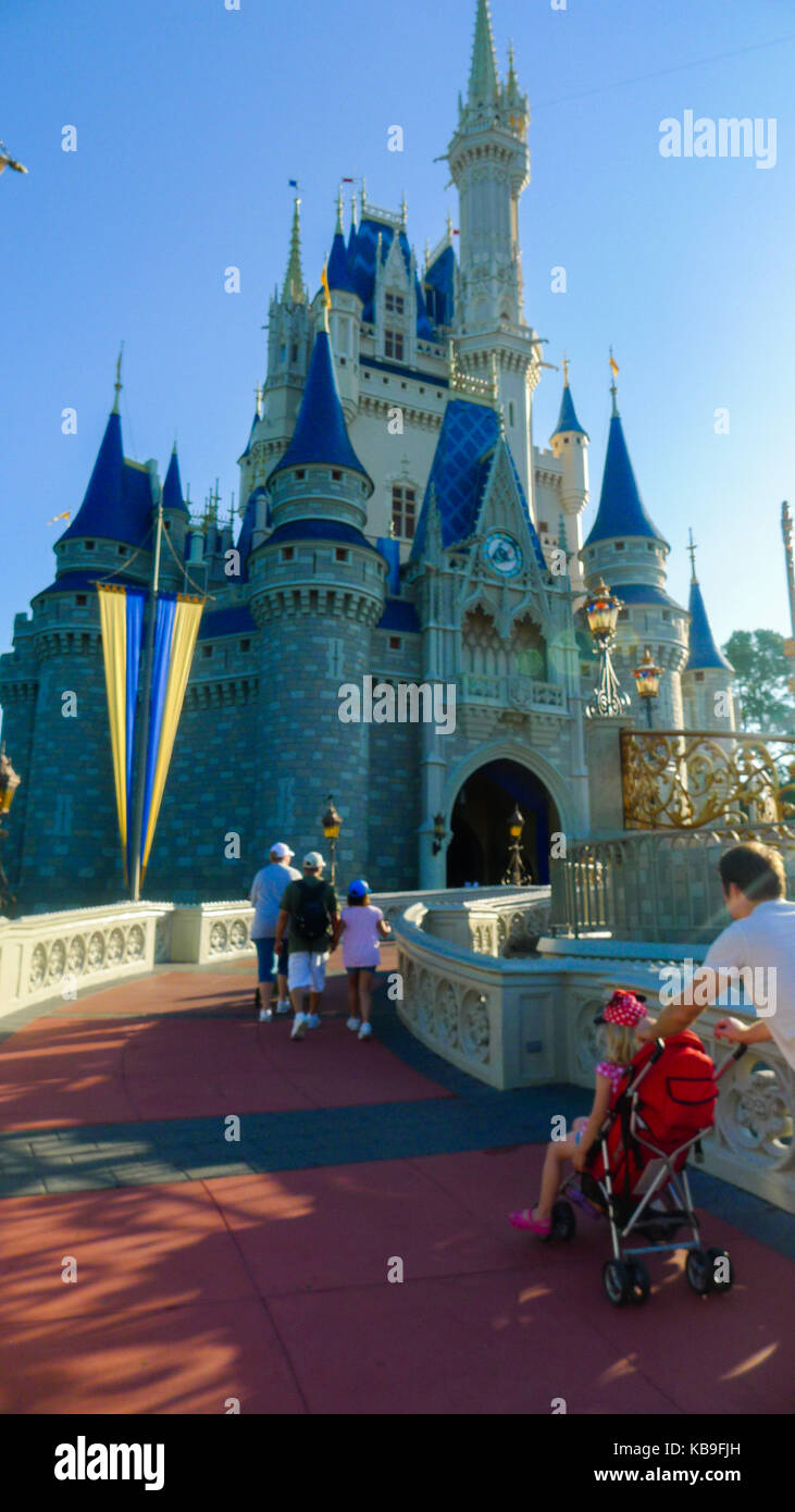 Vue sur le Château de Cendrillon contre un ciel bleu à Magic Kingdom, Disney World, Floride, USA Banque D'Images