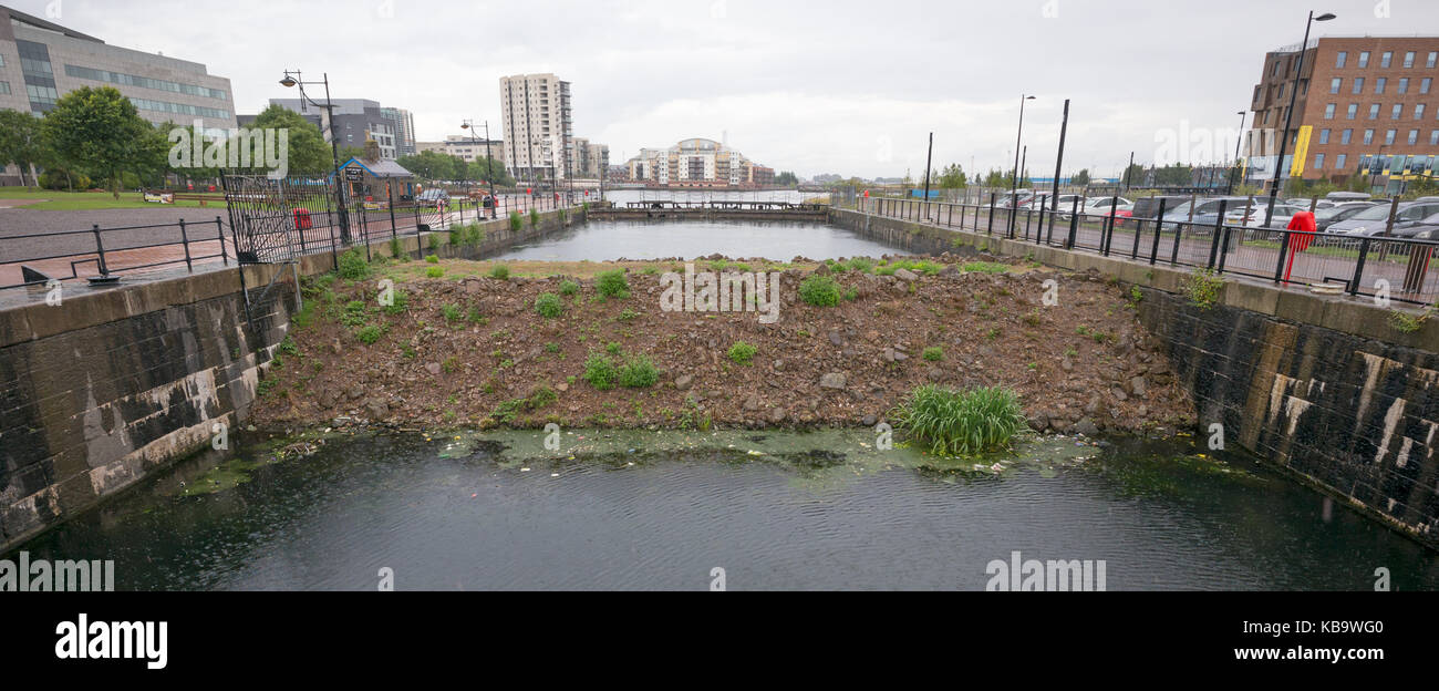 Barrage sur la terre à l'entrée du bassin de docks de Cardiff Roath, avec la différence de niveau d'eau entre les deux parties. Cardiff, Royaume-Uni Banque D'Images