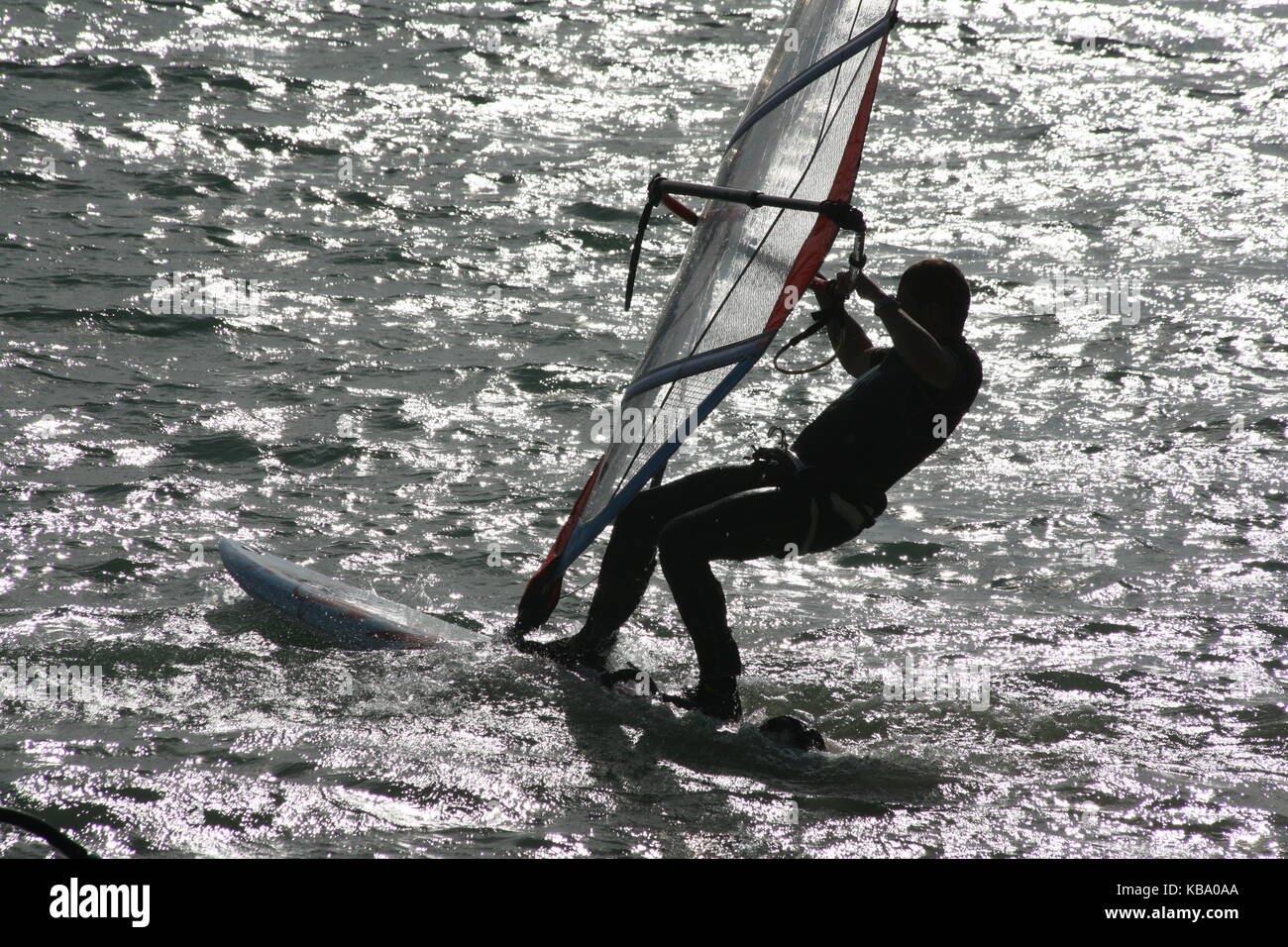 Surfer sur une planche de surf avec la voile --- surf surfeur auf mit Segel Banque D'Images