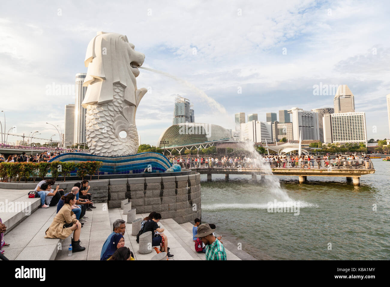 Singapour - septembre 6, 2017 : les touristes en appui au parc Merlion à Marina Bay où l'emblématique 8,6 mètres de hauteur d'eau à partir de la statue du Merlion bec son mou Banque D'Images