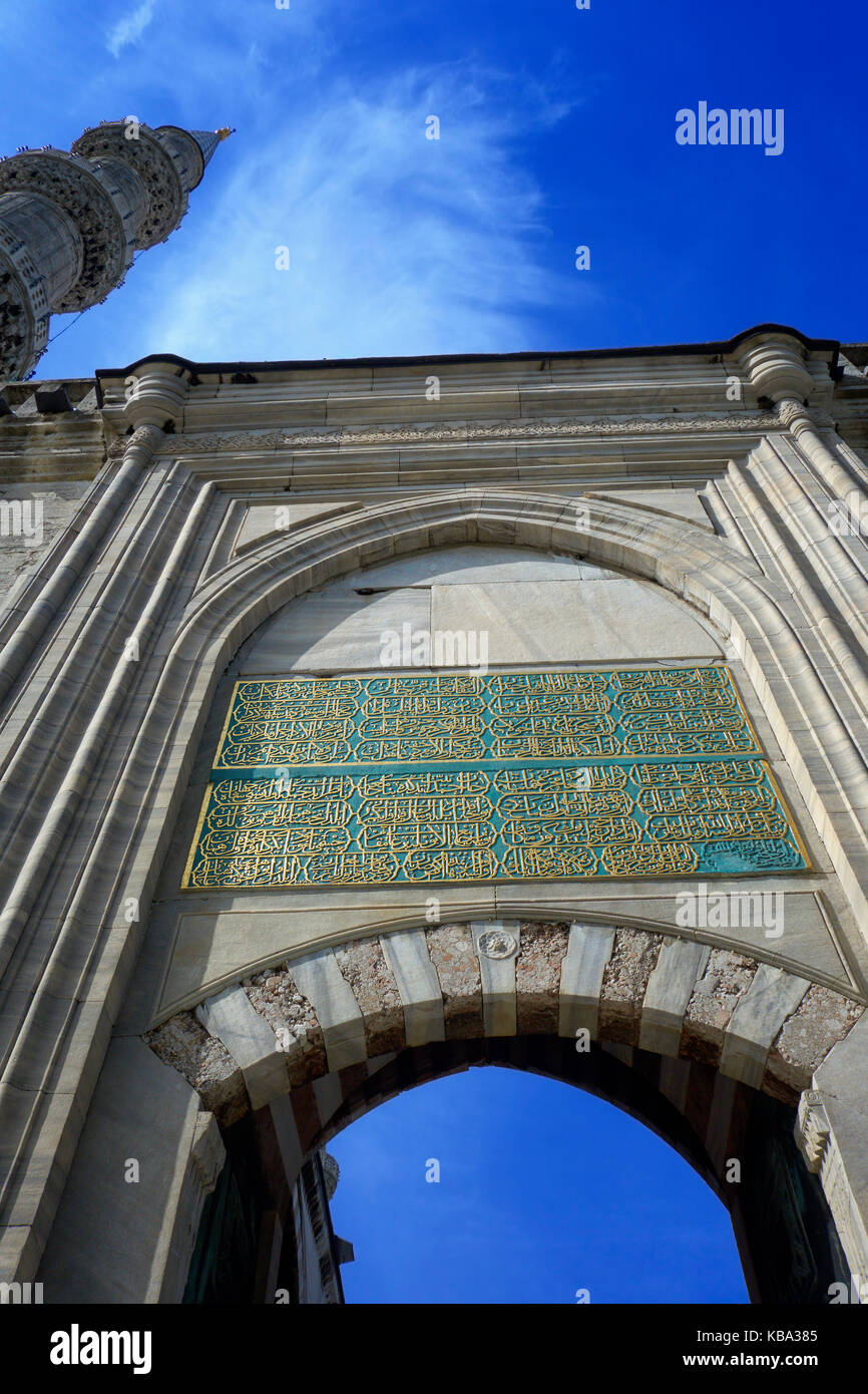 Vue extérieure de l'entrée principale de la Mosquée Sultan Ahmed (Mosquée Bleue). Istanbul. La Turquie. Banque D'Images