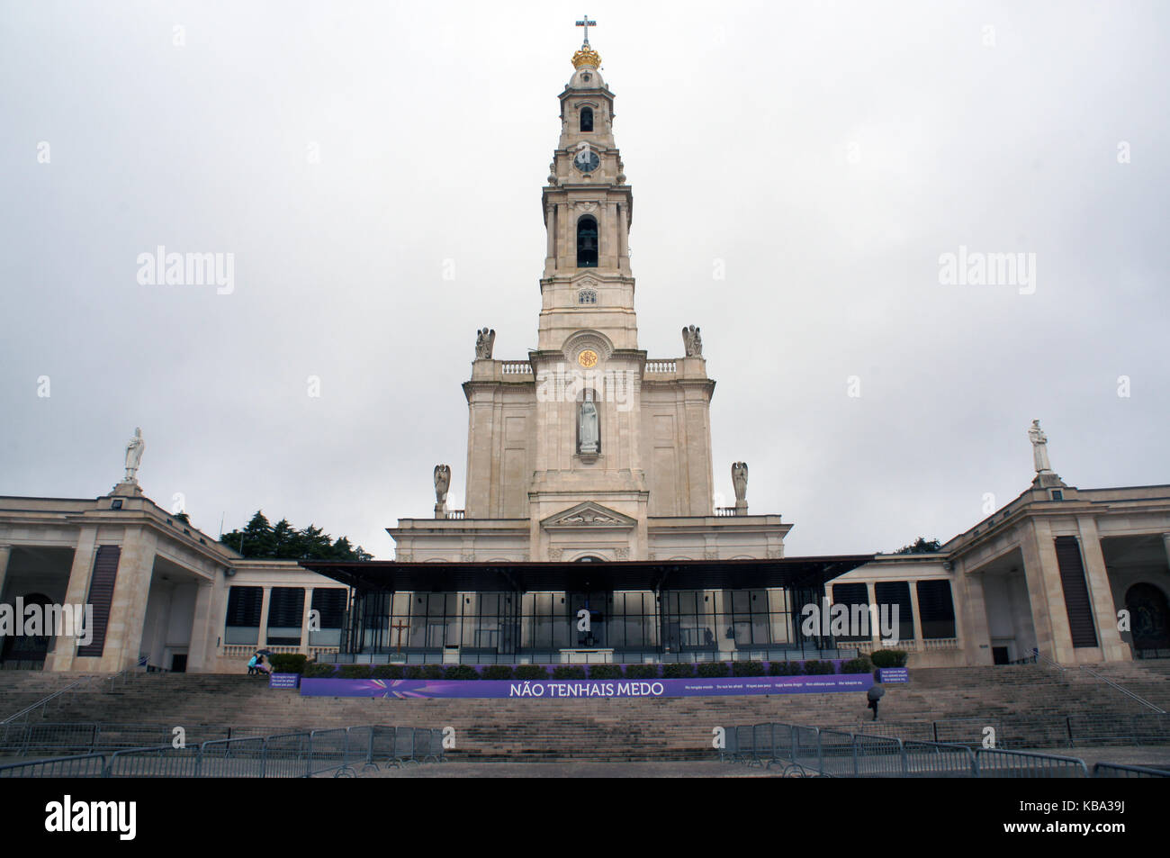 Square et Eglise Notre Dame du Rosaire de Fatima, Portugal - destination de pèlerinage Banque D'Images