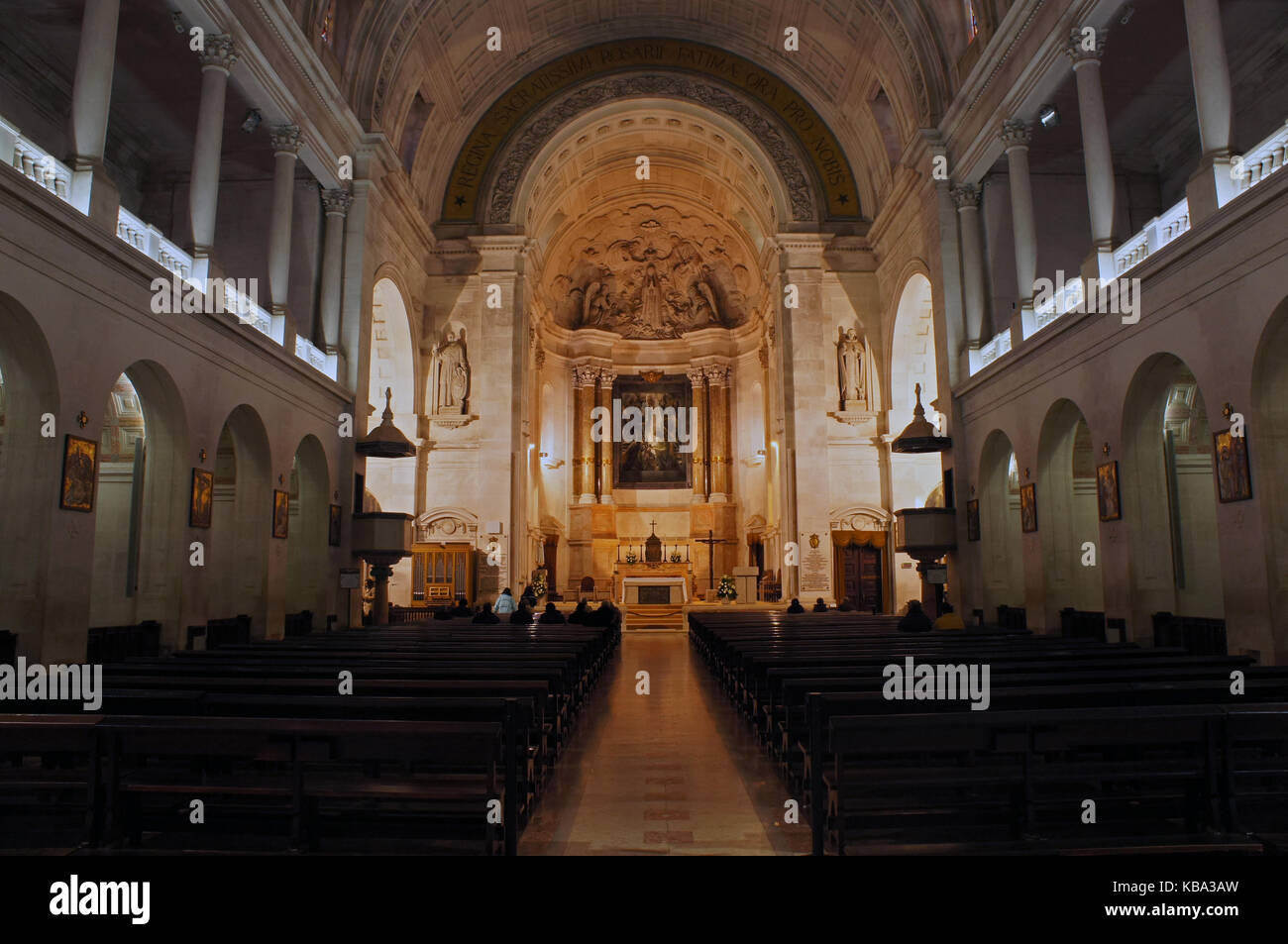 Intérieur de l'église de Notre Dame du Rosaire de Fatima, Portugal - destination de pèlerinage Banque D'Images