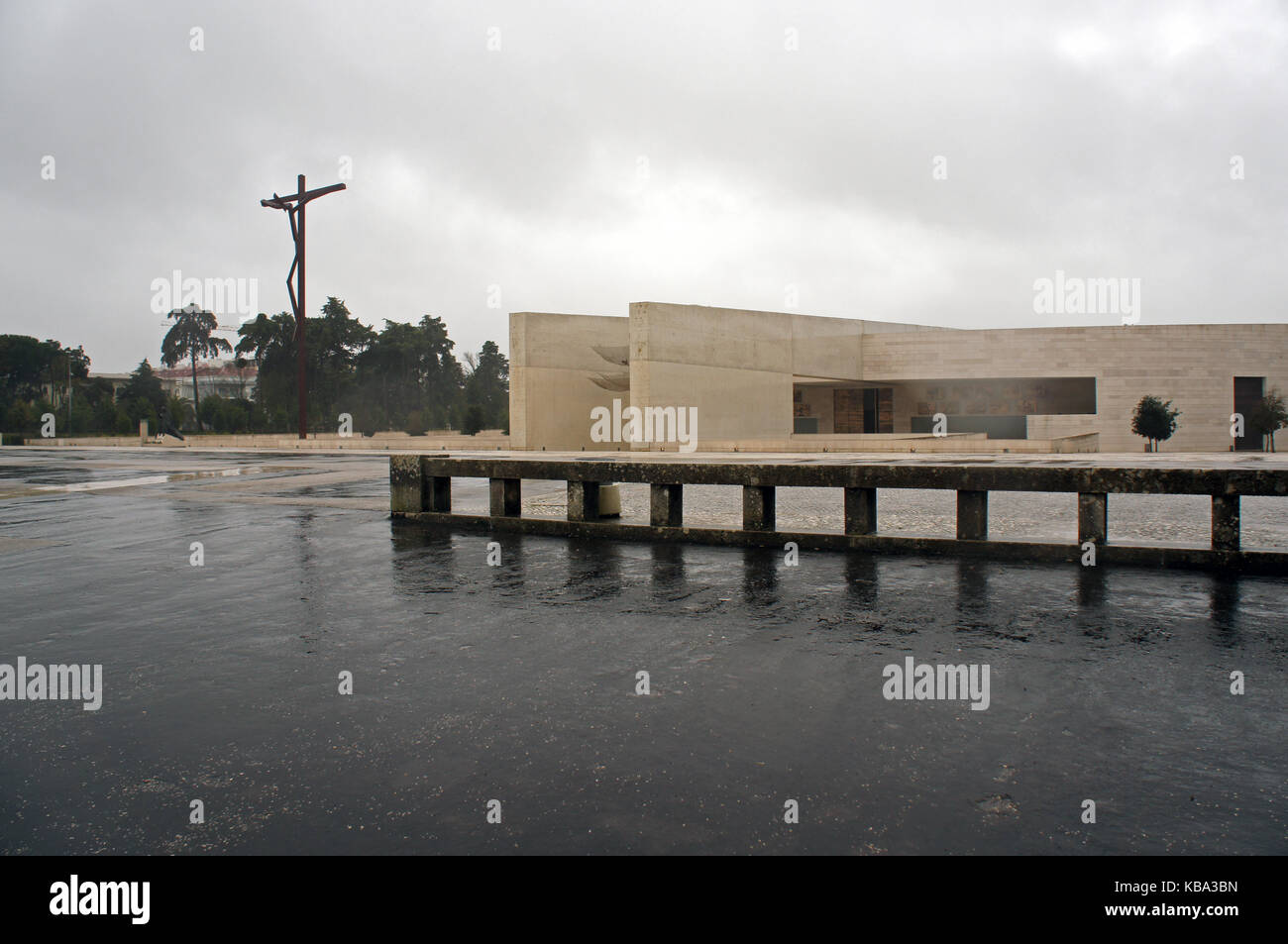 Et le nouveau, deuxième église notre dame du rosaire de Fatima, Portugal - destination de pèlerinage Banque D'Images