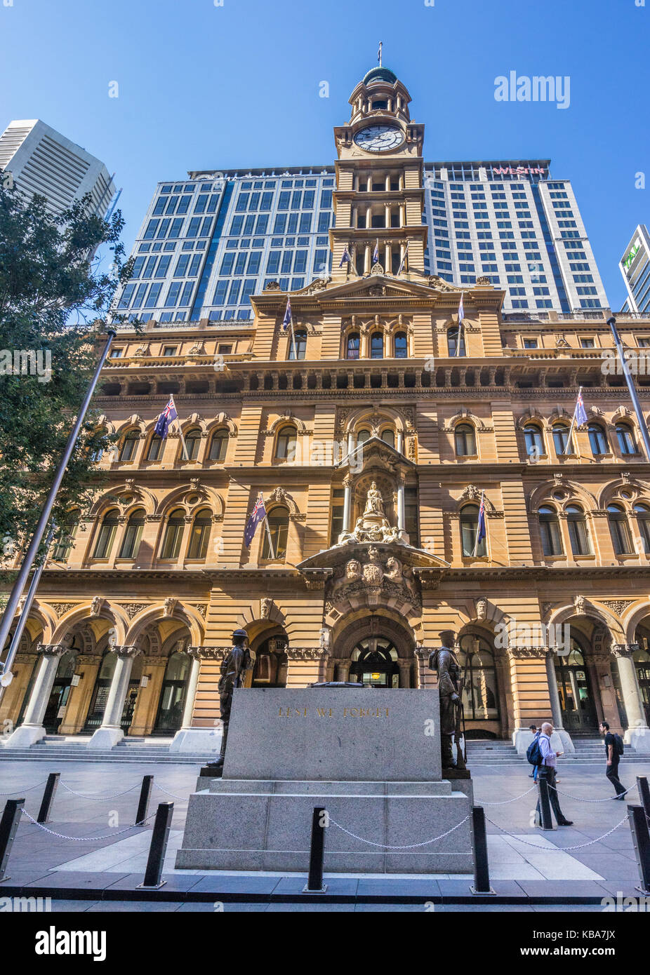 L'Australie, New South Wales, Sydney, Martin Place, le cénotaphe Monument commémoratif de guerre avec la vue de la façade de l'Office de poste et l'Westi Banque D'Images