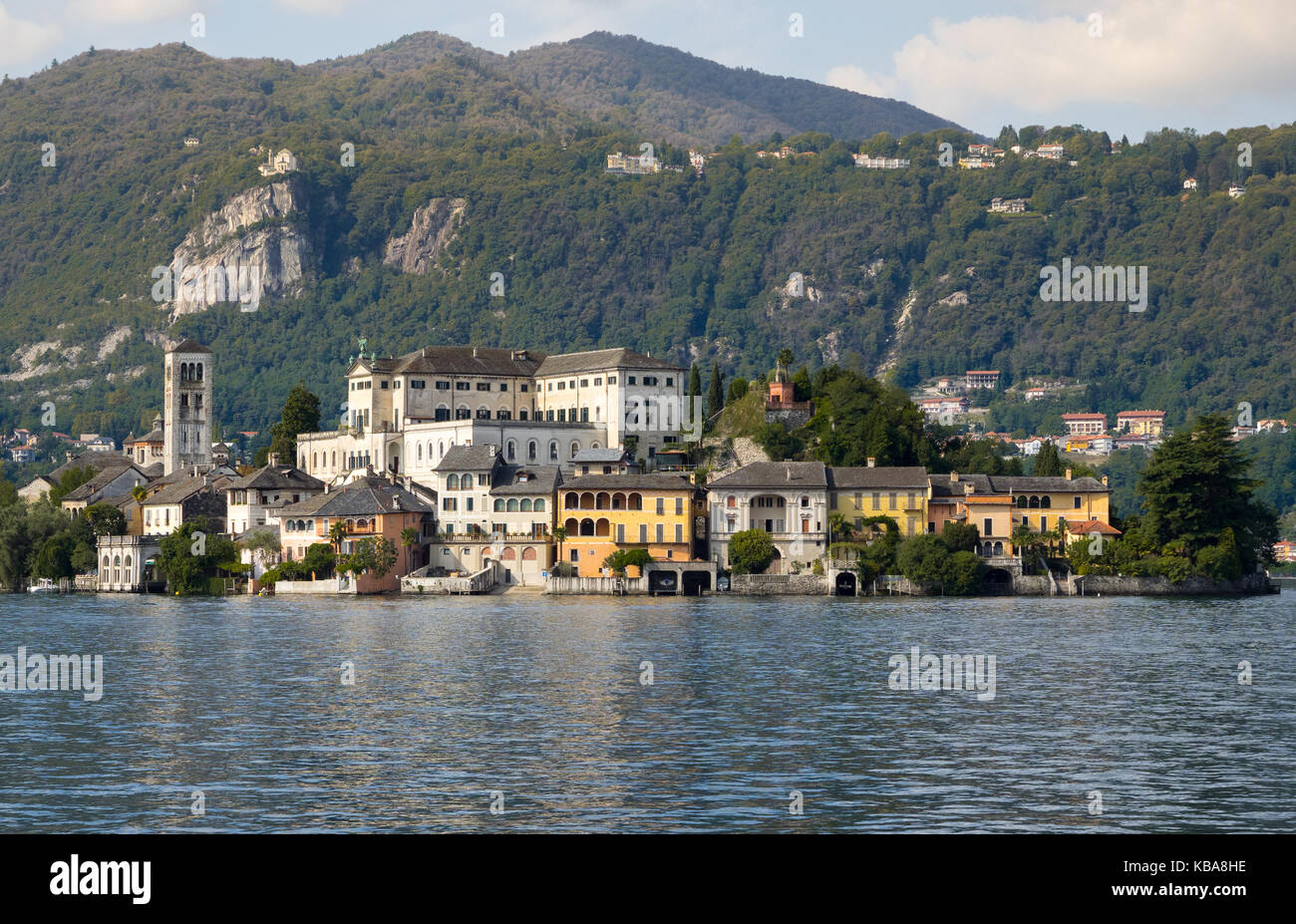 Vue panoramique de l'île de San Giulio, au milieu de lac Orta, Piémont, Italie. Banque D'Images