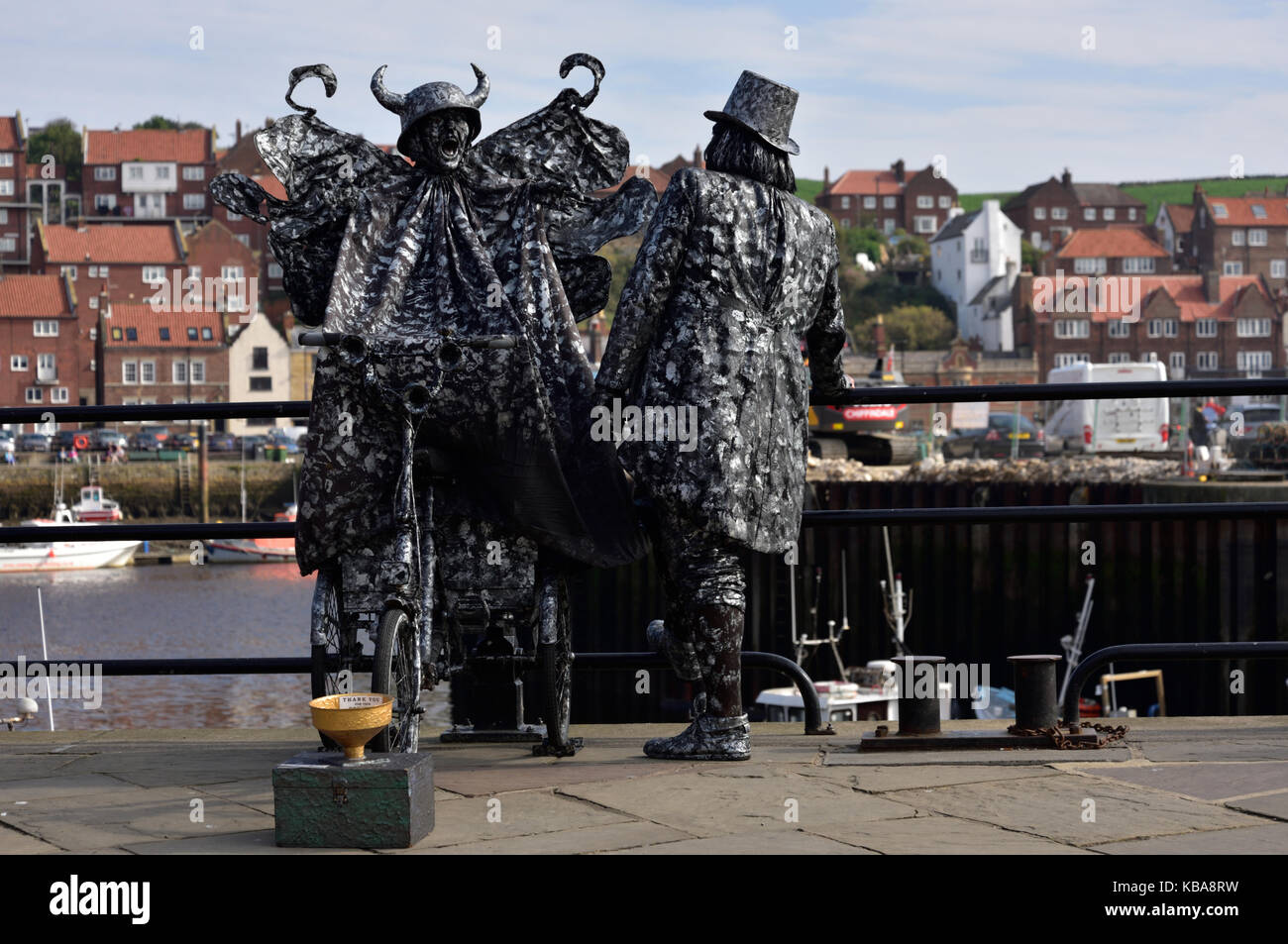 Droit du côté du port d'un goth préparer l'octobre festival goth. Banque D'Images