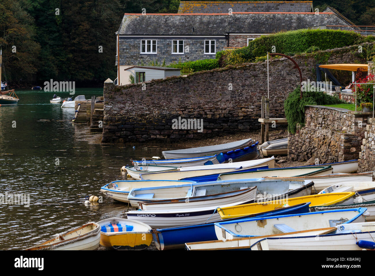 Canots échoués attaché sur le rivage à marée de la rivière Yealm au Newton Ferrers, Devon, UK Banque D'Images Canots échoués attaché sur le rivage à marée de la rivière Yealm au Newton Ferrers, Devon, UK Banque D'Images