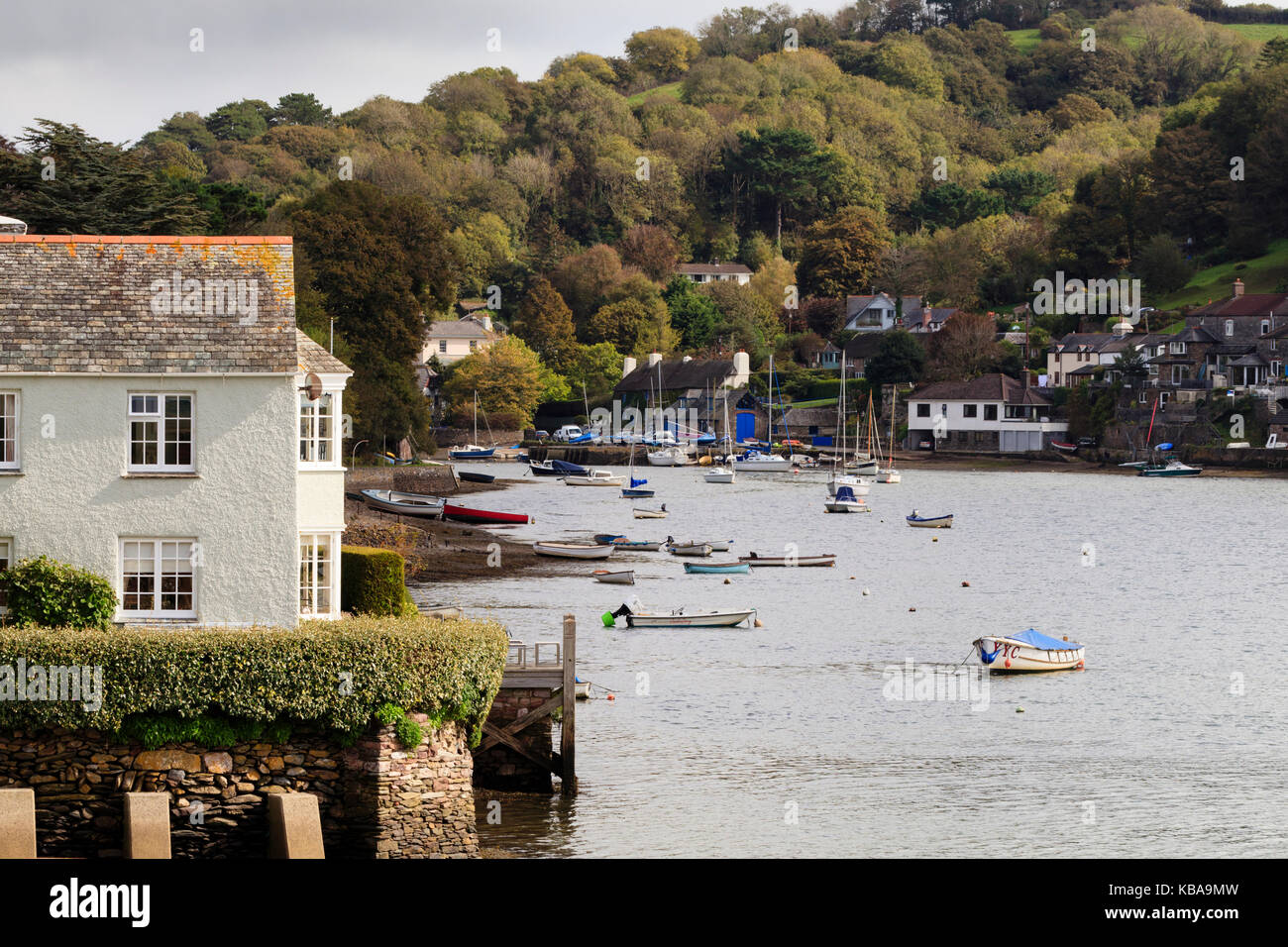 Vue sur le raz-de-Newton Creek, séparer les villages de Newton Ferrers Noss Mayo sur la rivière Yealm, Devon, UK Banque D'Images Vue sur le raz-de-Newton Creek, séparer les villages de Newton Ferrers Noss Mayo sur la rivière Yealm, Devon, UK Banque D'Images