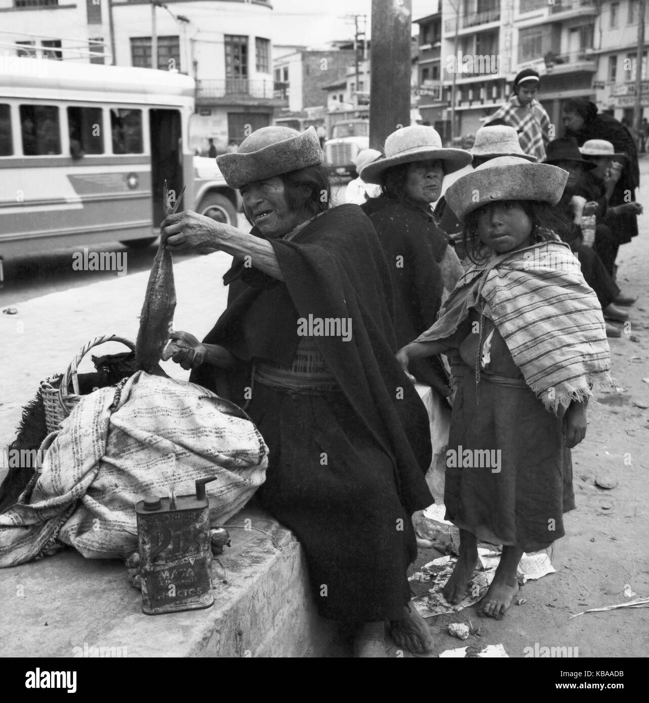 Serie Menschen in der Stadt Ambato, hier Frauen auf dem Markt, l'Équateur 1960 er Jahre. Série - Les gens de la ville d'Ambato, ici, les femmes au marché, de l'Équateur 60. Banque D'Images