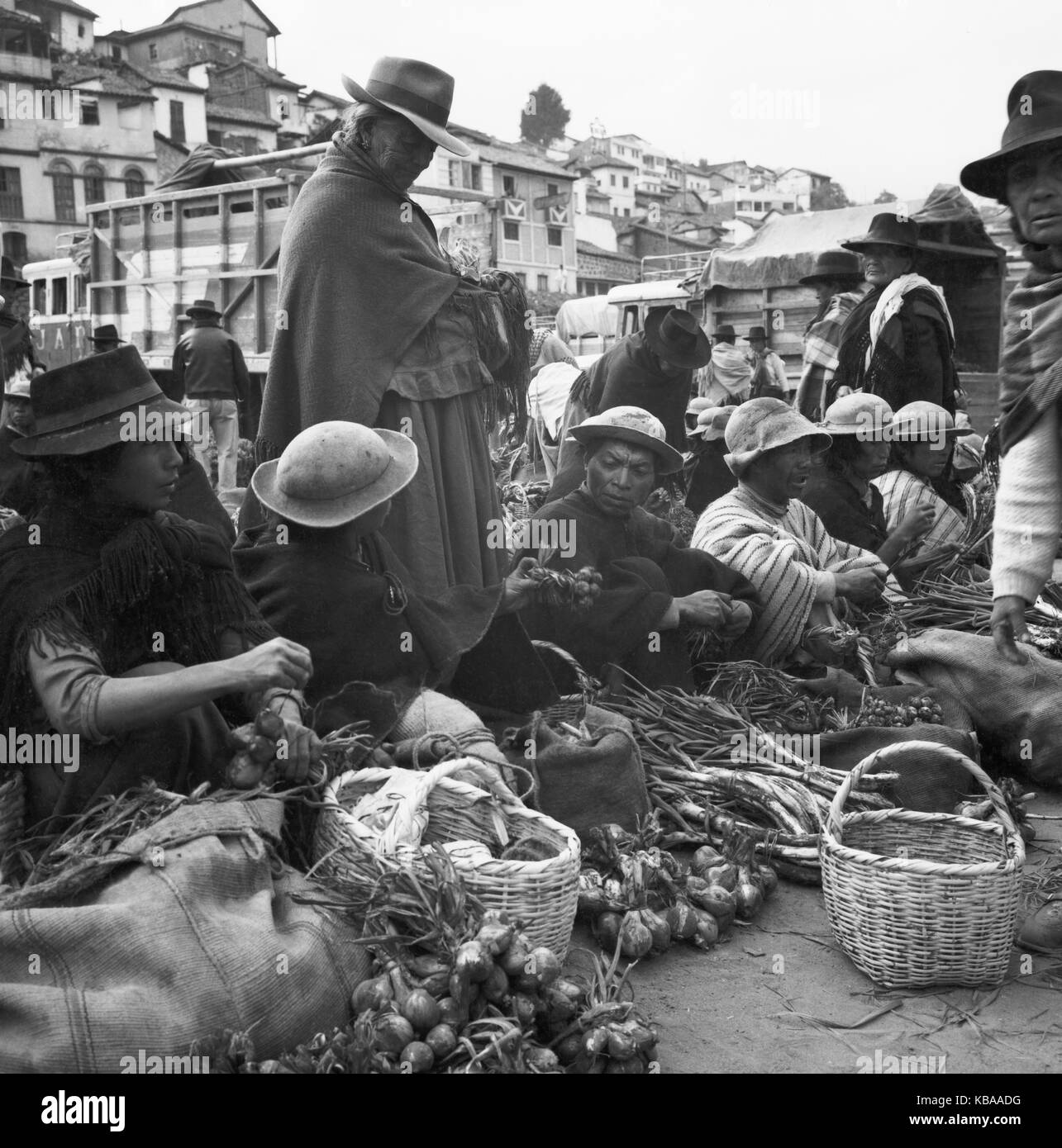 Serie Menschen in der Stadt Ambato, hier Frauen auf dem Markt, l'Équateur 1960 er Jahre. Série - Les gens de la ville d'Ambato, ici, les femmes au marché, de l'Équateur 60. Banque D'Images