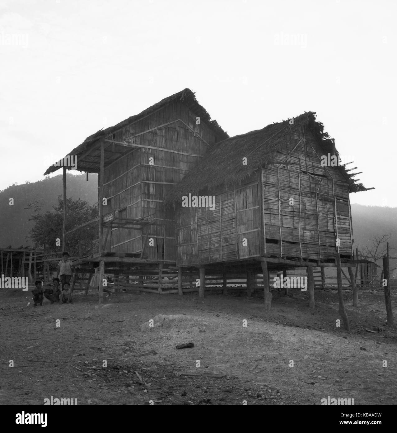 Pfahlbau am Rand der Stadt Ambato, Équateur 1960 er Jahre. Travaux de pieux de maisons dans une banlieue d'Ambato, Équateur 1960. Banque D'Images